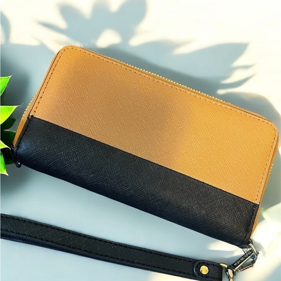 MICHAEL KORS WALLET WRISTLET EUC - Picture 3 of 5